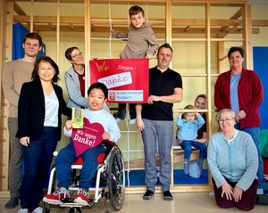 Mitarbeitende und Patienten des Kinderzentrums Mosbach sowie Sven Zöllner vom verein "Nobody' s Perfect" stehen vor einer neuen Sprossenwand.